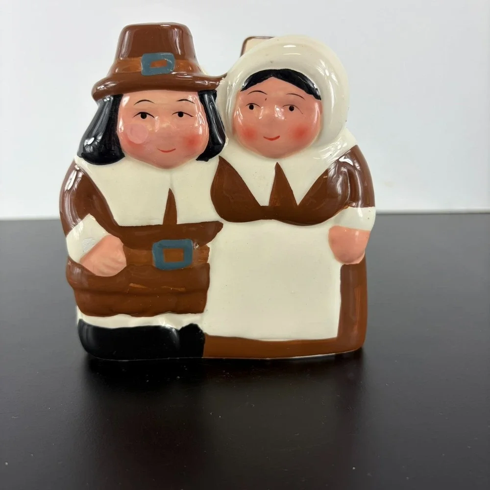 Publix 2002 Pilgrim Pair Ceramic Napkin Holder Thanksgiving Holiday Decor